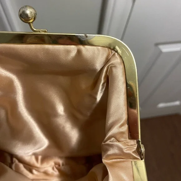 Town and Country Vintage 1960s Kiss Clasp Structured Fabric Handbag - Picture 2 of 10